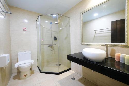a bathroom with a sink and a shower and a toilet at I Hi Loveriver Hotel in Kaohsiung