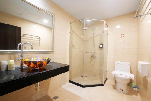 a bathroom with a sink and a shower and a toilet at I Hi Loveriver Hotel in Kaohsiung