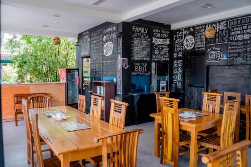 Restoran atau tempat lain untuk makan di Asanka Surf House & Resturant