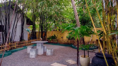 Taman di luar Asanka Surf House & Resturant