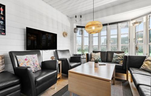 Posezení v ubytování Holiday Home Tyttebærvej Tarm Iv