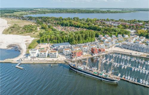 eine Luftansicht auf einen Yachthafen mit einem Boot im Wasser in der Unterkunft Priwallpromenade 23, Whg 1 in Priwall