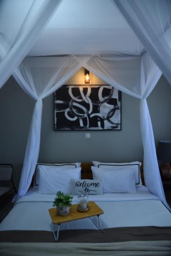 Una cama o camas en una habitación de Gamaleo Apartment Namulanda