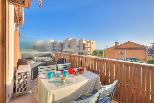 une table et des chaises sur un balcon avec vue dans l'établissement Appartement Fabrina - Happy Rentals, à Nice