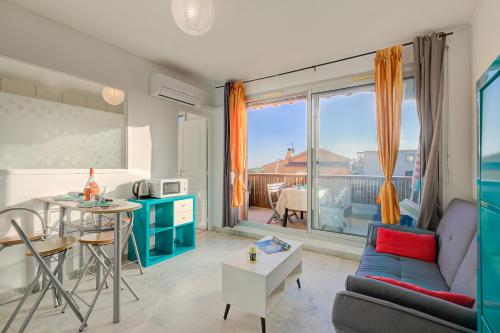 un salon avec un canapé et une table dans l'établissement Appartement Fabrina - Happy Rentals, à Nice
