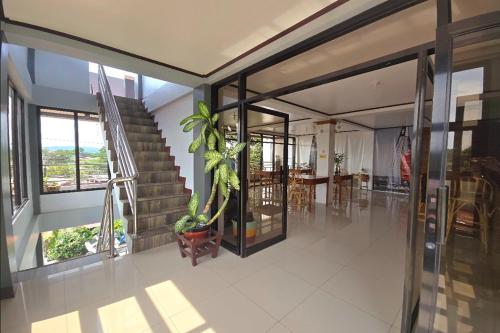 プエルト・プリンセサにあるNober Pension House City Centerの階段植物のある家廊