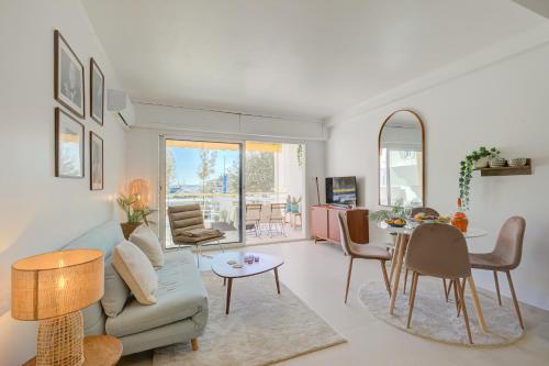 un salon avec un canapé et une table dans l'établissement Marco Polo Port View - Happy Rentals, au Golfe-Juan