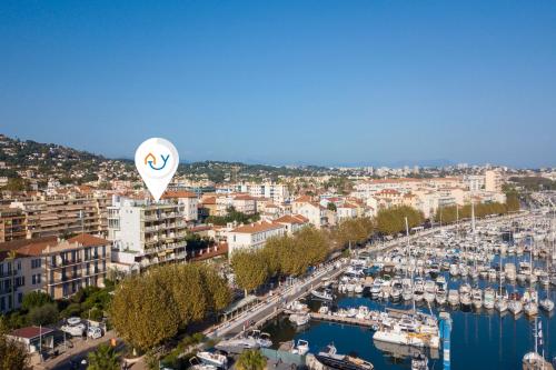 une montgolfière survolant un port de plaisance dans l'établissement Marco Polo Port View - Happy Rentals, au Golfe-Juan