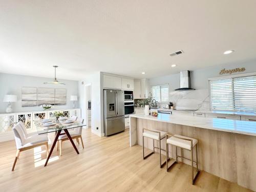 a kitchen with a table and chairs and a counter at Relaxing 3-room Apartment with yard pool, Near Santana Row in San Jose
