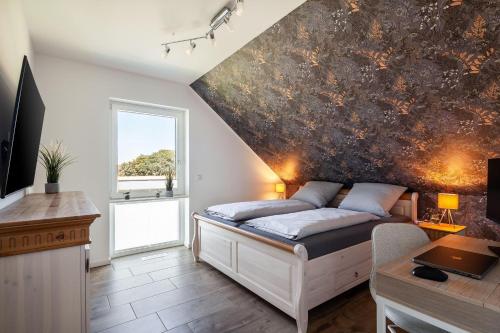 Giường trong phòng chung tại Ferienhaus Backstein Huus für Familien, Gruppen und Auszeit-Liebende!