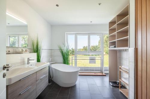 Phòng tắm tại Ferienhaus Backstein Huus für Familien, Gruppen und Auszeit-Liebende!