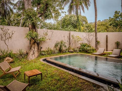 a swimming pool in the yard of a house at Diwatu Villas in El Nido