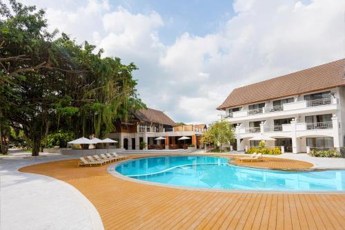 a swimming pool in front of a hotel at Pinnacle Grand Jomtien Resort and Beach Club in Na Jomtien