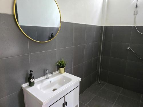 a bathroom with a sink and a mirror at Easy Life Koh Chang in Ko Chang