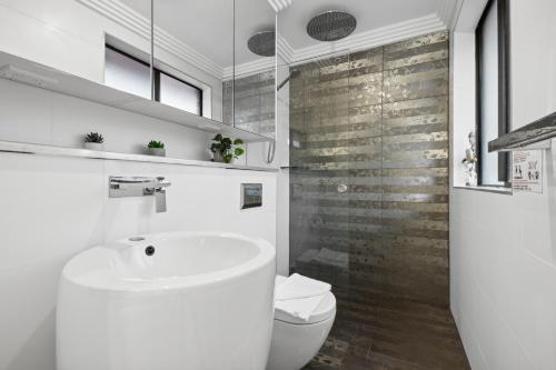 Ein Badezimmer in der Unterkunft Luxe Double Ensuite Room - Centrally Located at Glenfield