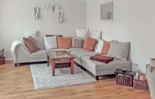 un salon avec un canapé et une table dans l'établissement Ferienhaus Zinnowitz Seebad, à Zinnowitz