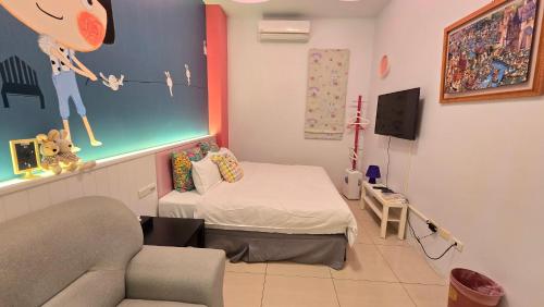 a small room with a bed and a couch at ChaoPingJia Homestay in Luodong