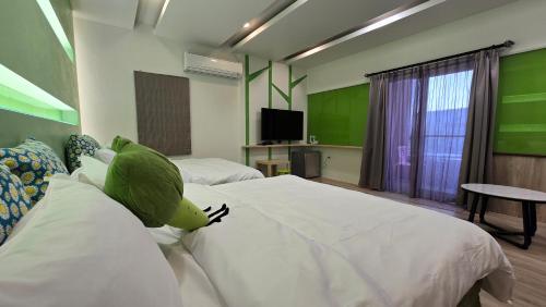 a room with two beds with a toy on the pillows at ChaoPingJia Homestay in Luodong