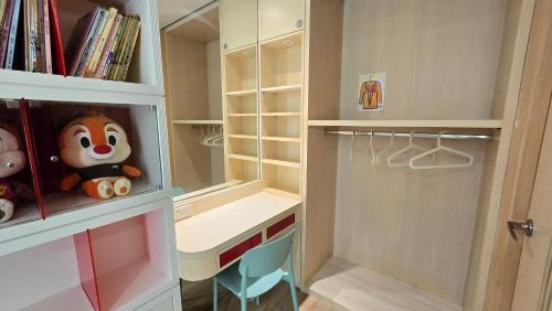 a childs closet with a desk and a book shelf at ChaoPingJia Homestay in Luodong