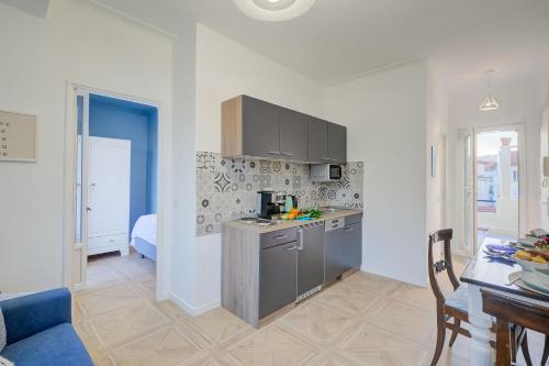 - une cuisine avec un comptoir et une table dans une pièce dans l'établissement Paganini City Center - Happy Rentals, à Nice