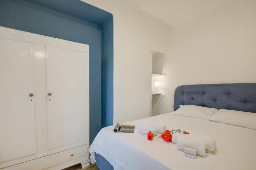 - une chambre bleue avec un lit et des serviettes dans l'établissement Paganini City Center - Happy Rentals, à Nice
