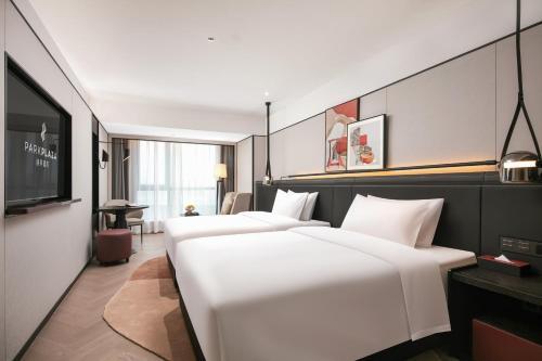 Una cama o camas en una habitación de Park Plaza Xi'an North Station