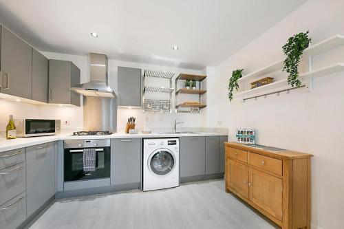 a kitchen with a washing machine and a washer at 4 miles to Westhill by Lains Lettings in Aberdeen
