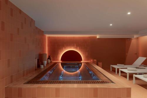 Bazén v ubytování DoubleTree by Hilton Lyon Eurexpo & Spa nebo v jeho okolí