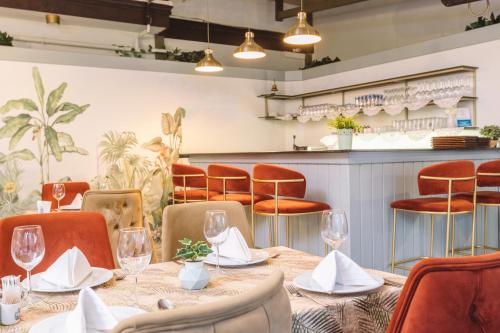 a dining room with a table and chairs at Uğurlu Konakları in Kastamonu