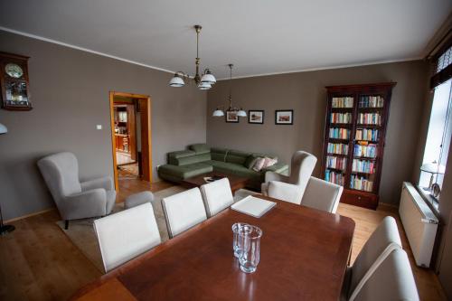 a living room with a table and a couch at Kamienica na Starym Rynku - 140 m2 i garaż in Puck