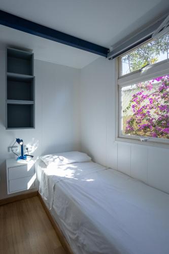 a bedroom with a bed and a window at Camping Bon Sol in El Campello
