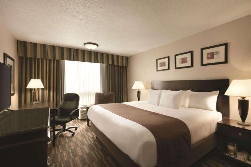 una camera d'albergo con un letto grande e una finestra di Radisson Hotel Louisville North a Jeffersonville