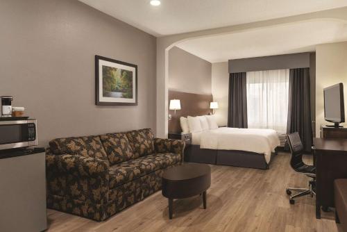 Radisson Hotel & Conference Center Rockfordにあるベッド