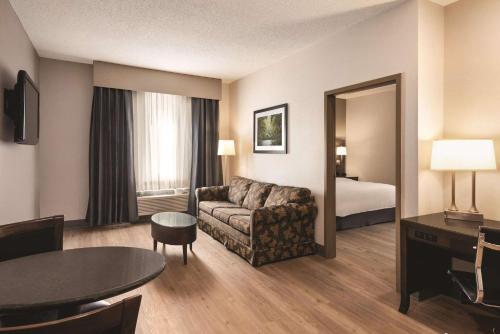 Postel nebo postele na pokoji v ubytování Radisson Hotel & Conference Center Rockford