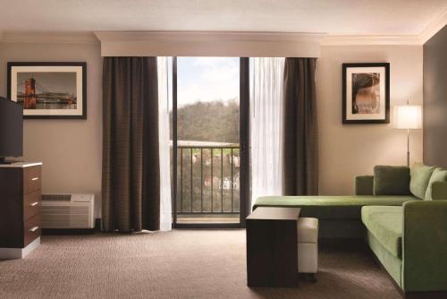 Posezení v ubytování Radisson Hotel Cincinnati Riverfront