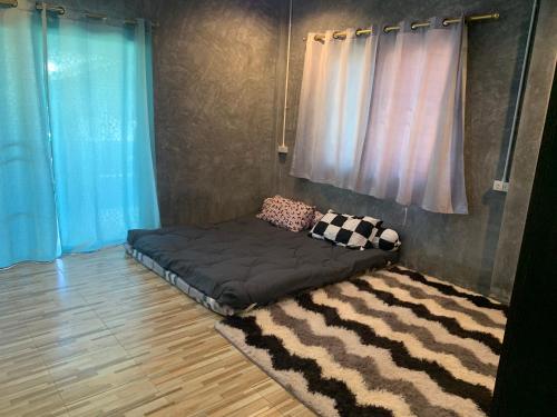 Ένα ή περισσότερα κρεβάτια σε δωμάτιο στο Comfy room in Wat Baan Fhon