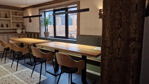 a dining room with a table and chairs at Rădăcini in Câmpulung Moldovenesc