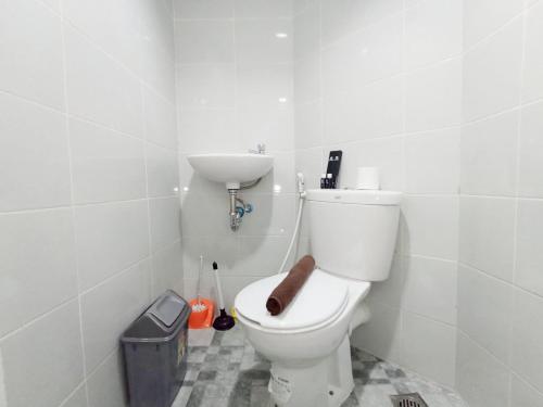 Bilik mandi di Best Deal and Homey Studio Apartment Amartha View By Travelio