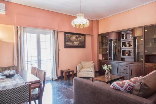 Sunny & Spacious 2BD apt near Acropolis