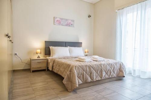 Sunny & Spacious 2BD apt near Acropolis