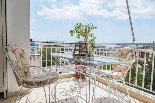 Sunny & Spacious 2BD apt near Acropolis