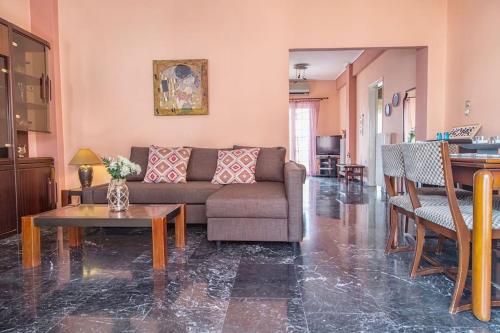 Sunny & Spacious 2BD apt near Acropolis