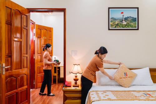 Una cama o camas en una habitación de Huy Hoan Hotel