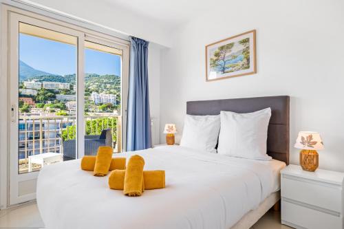 Ένα ή περισσότερα κρεβάτια σε δωμάτιο στο Rives d'or, Superbe 2p traversant, vue imprenable sur la mer