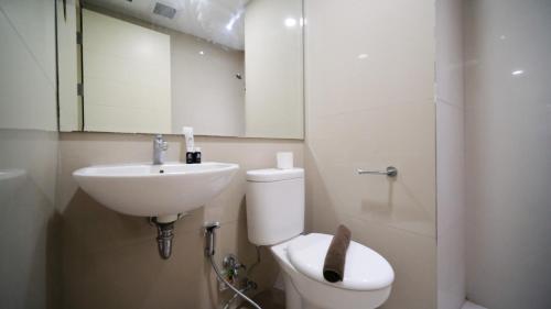 Ένα μπάνιο στο Best Price and Comfortable Living 2BR at Anderson Supermall Mansion Apartment By Travelio