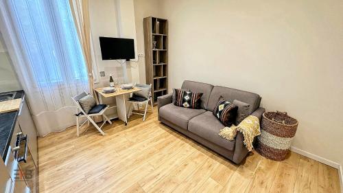 un salon avec un canapé et une table dans l'établissement Le Petit Saint Barth, à Nice