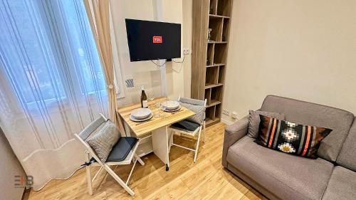 un salon avec une table et un canapé dans l'établissement Le Petit Saint Barth, à Nice