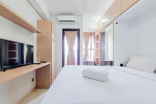 Katil atau katil-katil dalam bilik di Best Price and Homey Studio Transpark Bintaro Apartment By Travelio