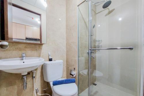 Bilik mandi di Best Price and Homey Studio Transpark Bintaro Apartment By Travelio