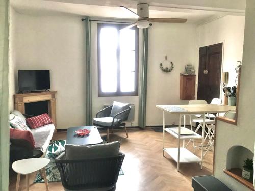 un salon avec un canapé, des chaises et une table dans l'établissement Appartement Cosy et Calme - Centre historique, à Montpellier